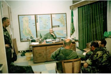 Le 4 octobre 1995, dans son PC de Kandani, aux Comores. Cerné par les forces françaises après son coup d’État contre Said Mohamed Djohar, il prépare sa reddition.