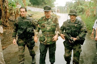 Le 5 octobre 1995, dans le camp retranché de Kandani, aux Comores. Bob Denard, de son vrai nom Gilbert Bourgeaud, se rend aux parachutistes français envoyés pour arrêter sa tentative de putsch.