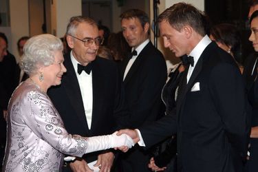 L'équipe du film «Casino Royale» rencontre la reine Elizabeth II à la première du film à Londres en novembre 2006