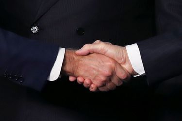 Poignée de mains entre Erdogan et Joe Biden lors du G20 à Rome.