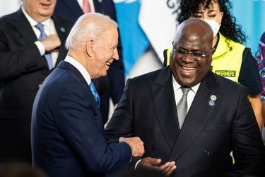 Joe Biden plaisante avec son homologue du Congo Félix Tshisekedi lors du G20 à Rome.