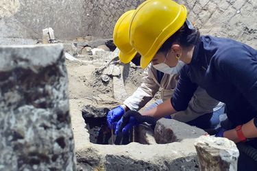 Une chambre d’esclaves de 16 m2 a été découverte à Pompéi. Elle abrite trois lits dont l'un de la taille d'un enfant, huit amphores, un pot en céramique et un coffre en bois.