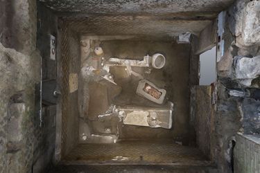 Une chambre d’esclaves de 16 m2 a été découverte à Pompéi. Elle abrite trois lits dont l'un de la taille d'un enfant, huit amphores, un pot en céramique et un coffre en bois.