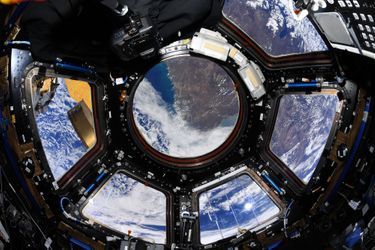 Dernière vue sur la Terre puis l'ISS avant le départ...