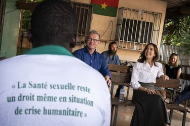 La princesse Mary de Danemark visite un centre de jeunesse à Ouagadougou au Burkina Faso, le 29 octobre 2021