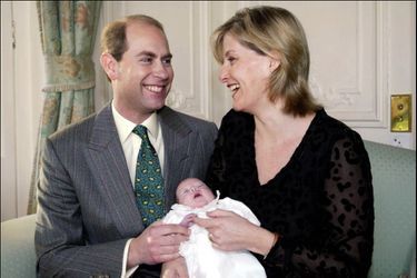 Lady Louise Windsor avec ses parents, le 12 janvier 2004