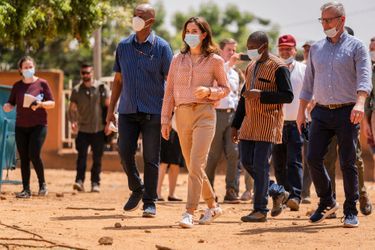 La princesse Mary de Danemark visite une clinique de santé mobile gérée par l'organisation Marie Stopes International (MSI) à Kaya au Burkina Faso, le 28 octobre 2021