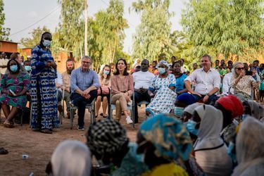 La princesse Mary de Danemark visite une clinique de santé mobile gérée par l'organisation Marie Stopes International (MSI) à Kaya au Burkina Faso, le 28 octobre 2021