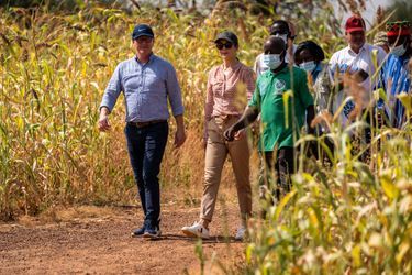La princesse Mary de Danemark visite une ferme adaptée au climat dans un village près de Kaya au Burkina Faso, le 28 octobre 2021