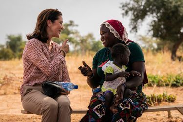 La princesse Mary de Danemark dans un village près de Kaya au Burkina Faso, le 28 octobre 2021