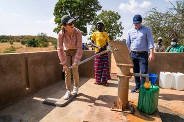 La princesse Mary de Danemark visite une ferme adaptée au climat dans un village près de Kaya au Burkina Faso, le 28 octobre 2021