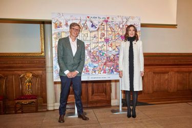 La princesse Mary de Danemark avec l'illustrateur Peter Bay Alexandersen à Copenhague, le 1er novembre 2021