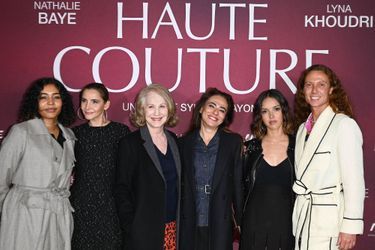 Soumaye Bocoum, Clotilde Courau, Nathalie Baye, Sylvie Ohayon, Lyna Khoudri et Romain Brau lors de l'avant-première du film "Haute couture" au cinéma UGC Cité Ciné Les Halles à Paris le 2 novembre 2021. 