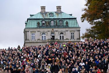 La famille royale danoise au balcon du château de Dyrehaven, le 7 novembre 2021