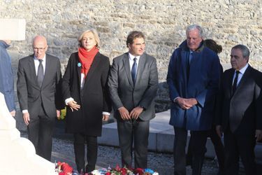 Les cinq candidats à l'investiture LR - Philippe Juvin, Eric Ciotti, Michel Barnier, Valérie Pécresse et Xavier Bertrand - et Christian Jacob, sur la tombe du général de Gaulle mardi. 