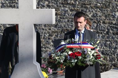 Florian Philippot sur la tombe du général de Gaulle.