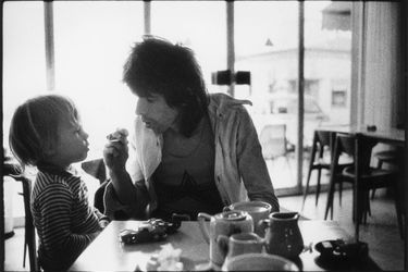 Keith Richards avec son fils Marlon. Les Rolling Stones, vu par Dominique Tarlé, lors des six mois passés dans la Villa Nellcote, sur la Côte d'Azur, pour l’enregistrement de leur album « Exile on Main Street », en 1971.