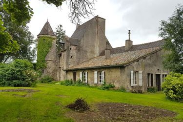 Façade sur cour de l&#039;aile nord du château de Marigny à Fleurville faisant face au corps de ferme. 