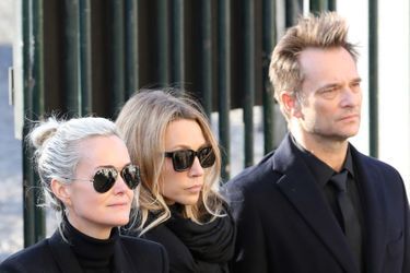 Laeticia, Laura et David lors de l&#039;enterrement de Johnny Hallyday à Paris en décembre 2017