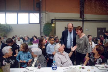 Jean Castex et son épouse Sandra Ribelaygue pendant un repas de personnes âgées le 15 décembre 2018. 