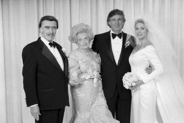 En 1993, Donald Trump, lors de son mariage avec Marla Maples. A ses côtés, son père, Fred Trump et sa mère, Mary Anne. 