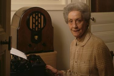 Elisabeth de Miribel, ancienne secrétaire du Général De Gaulle, en avril 1990. Cinquante ans après, elle a retapé sur la même machine à écrire, l'Appel du 18 juin.