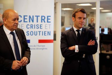 Jean-Yves Le Drian et Emmanuel Macron, le 3 avril 2020.