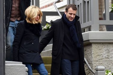 Brigitte et Emmanuel Macron quittent leur maison du Touquet, en avril 2018.