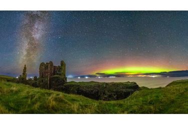 Au dessus de la baie et des ruines du château Sinclair Girnigoe, en Ecosse le photographe Maciej Winiarczyk a pu immortaliser la conjonction idéale d’une aurore boréale et de la Voie lactée.