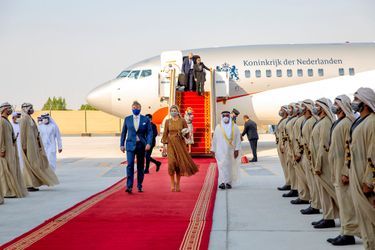 La reine Maxima et le roi Willem-Alexander des Pays-Bas à l'aéroport d'Abou Dhabi, le 2 novembre 2021