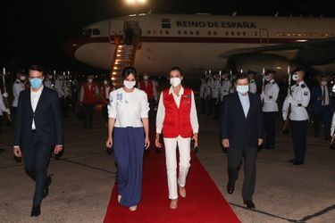 La reine Letizia d'Espagne avec la First Lady du Paraguay à son arrivée à l'aéroport d'Asuncion, le 2 novembre 2021