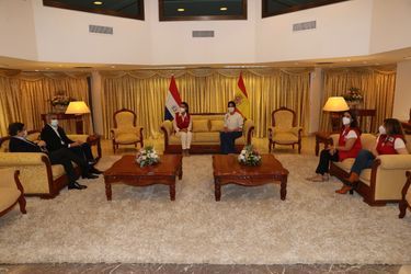La reine Letizia d'Espagne avec le président du Paraguay et sa femme à Asuncion, le 2 novembre 2021