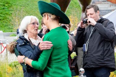 La reine Maxima des Pays-Bas avec l'une de ses fans à Leusden, le 5 novembre 2021