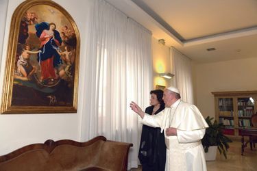 Chez lui, au Vatican, le Pape explique à Caroline Pigozzi pourquoi il aime la symbolique du tableau «Marie qui défait les noeuds». 