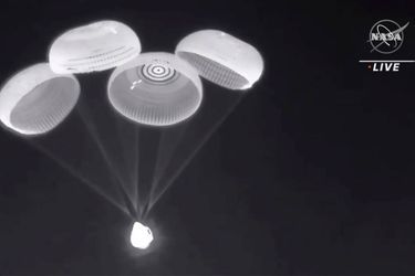 La capsule Dragon de SpaceX a été freinée dans sa vertigineuse descente par l'atmosphère terrestre puis par d'immenses parachutes. 