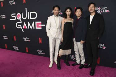 Lee Jung-jae, Jung Ho-yeon, Hwang Dong-hyuk (créateur de la série) et Park Hae-soo lors d'un événement centré autour de «Squid Game» à Los Angeles le 8 novembre 2021