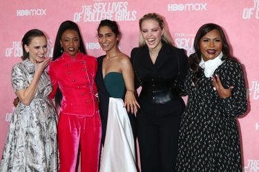 Pauline Chalamet, Alyah Chanelle Scott, Amrit Kaur, Reneé Rapp et Mindy Kaling à l'avant-première de la nouvelle série HBO «The Sex Lives of College Girls» à Los Angeles le 10 novembre 2021