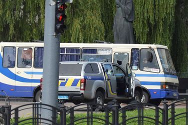 Un homme armé et porteur d'explosifs a pris mardi en otage une vingtaine de passagers d'un bus à Loutsk.