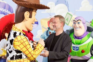 Jean-Philippe Puymartin face à Woody, à qui prête sa voix dans la version française de Toy Story. 