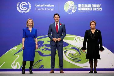 Liz Truss, Justin Trudeau et Patricia Espinosa, au sommet de la COP26 sur le climat, à Glasgow (Ecosse).