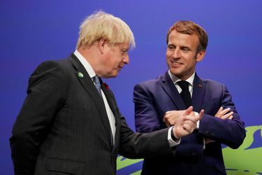 Boris Johnson et Emmanuel Macron, au sommet de la COP26 sur le climat, à Glasgow (Ecosse).