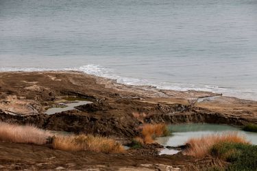 La mer Morte a perdu un tiers de sa surface depuis 1960. Les eaux bleues se retirent d'environ un mètre chaque année, laissant derrière elles un paysage lunaire, une terre blanchie par le sel et perforée de trous béants.