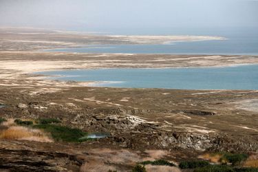 La mer Morte a perdu un tiers de sa surface depuis 1960. Les eaux bleues se retirent d'environ un mètre chaque année, laissant derrière elles un paysage lunaire, une terre blanchie par le sel et perforée de trous béants.