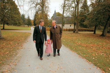 La princesse Elisabeth de Belgique avec son grand-père le roi Albert II et son père le prince héritier Philippe, en juin 2004