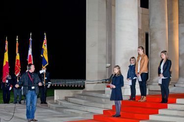La princesse Elisabeth de Belgique prononce un discours dans les trois langues officielles du royaume -français, néerlandais et allemand- lors de la cérémonie commémorative du centenaire de la Première Guerre mondiale à Ploegsteert, le 17 octobre 2014
