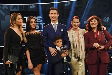 Georgina Rodriguez et Cristiano Ronaldo, entourés des deux soeurs et de la mère du footballeur en août 2017.