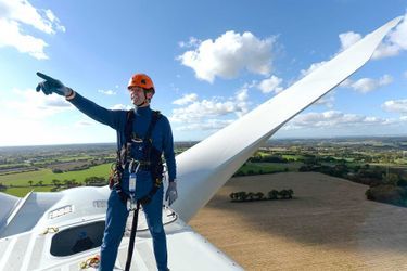 Yannick Jadot au sommet d&#039;une des trois éoliennes du parc de Saint-Père-en-Retz (Loire-Atlantique), à 100 mètres de hauteur, le 22 octobre 2021.