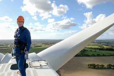 Yannick&amp;nbsp;Jadot au sommet d&#039;une des trois éoliennes du parc de Saint-Père-en-Retz (Loire-Atlantique), à 100 mètres de hauteur, le 22 octobre 2021.