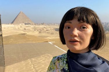 Ai-Da sur l'esplanade des pyramides de Gizeh, près du Caire, pour l'exposition «Forever is Now».