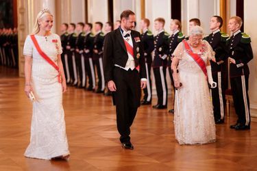 Les princesses Mette-Marit et Astrid et le prince héritier Haakon de Norvège au Palais royal à Oslo, le 28 octobre 2021